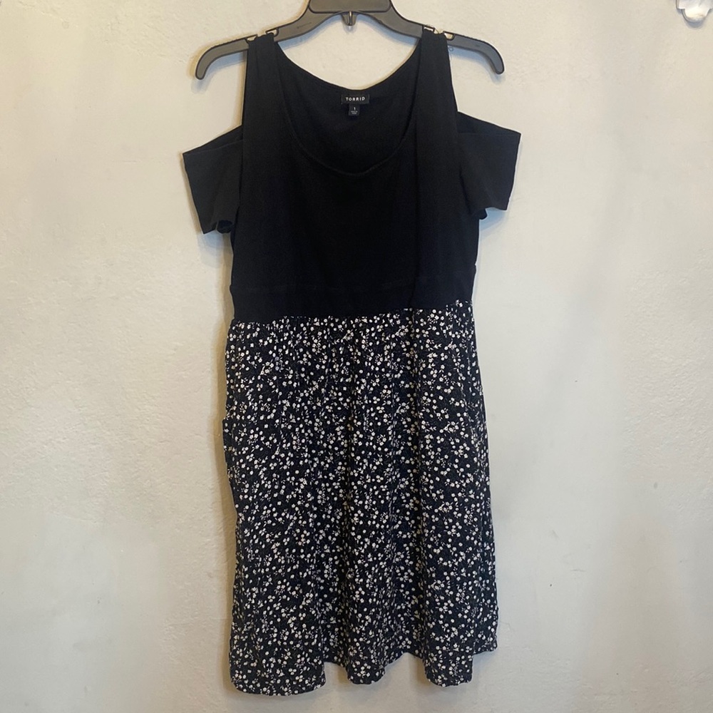 Torrid Cold Shoulder Black and White Floral Print Size 1